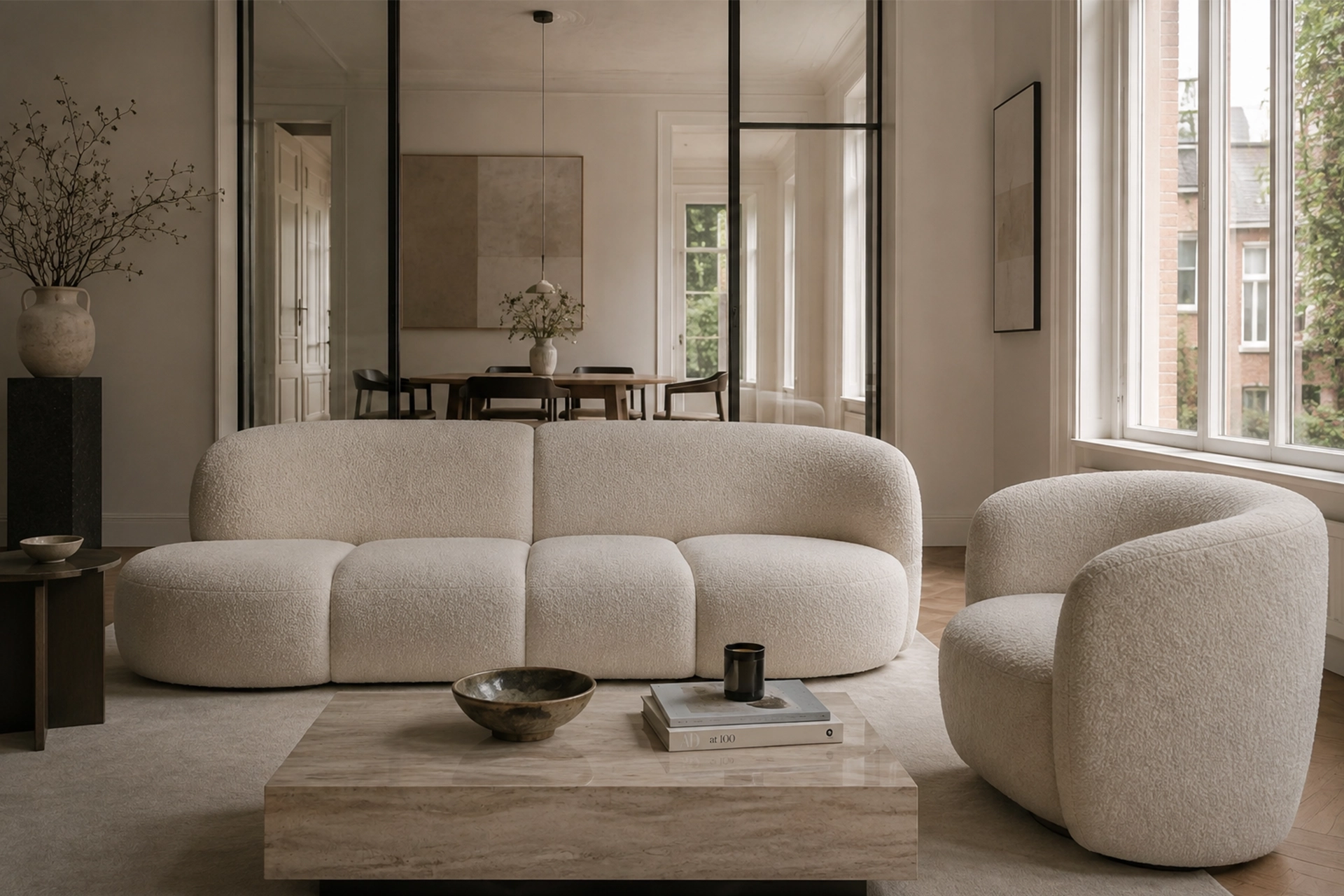 Professioneel gereinigde designbank in een luxe woonkamer door The Stain Company